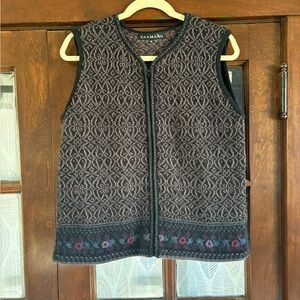 Caamano Handknit 100% Alpaca Wool Patterned Sweater Vest Black Purple Floral